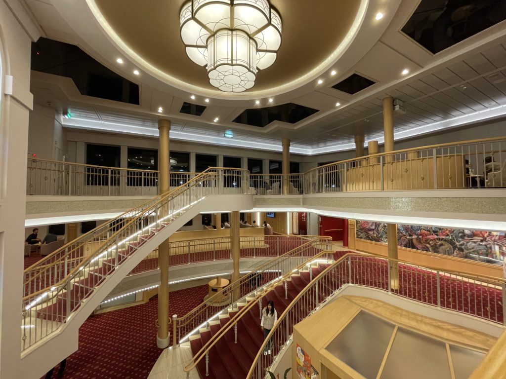 オレンジフェリー 吹き抜けエントランスホールの写真