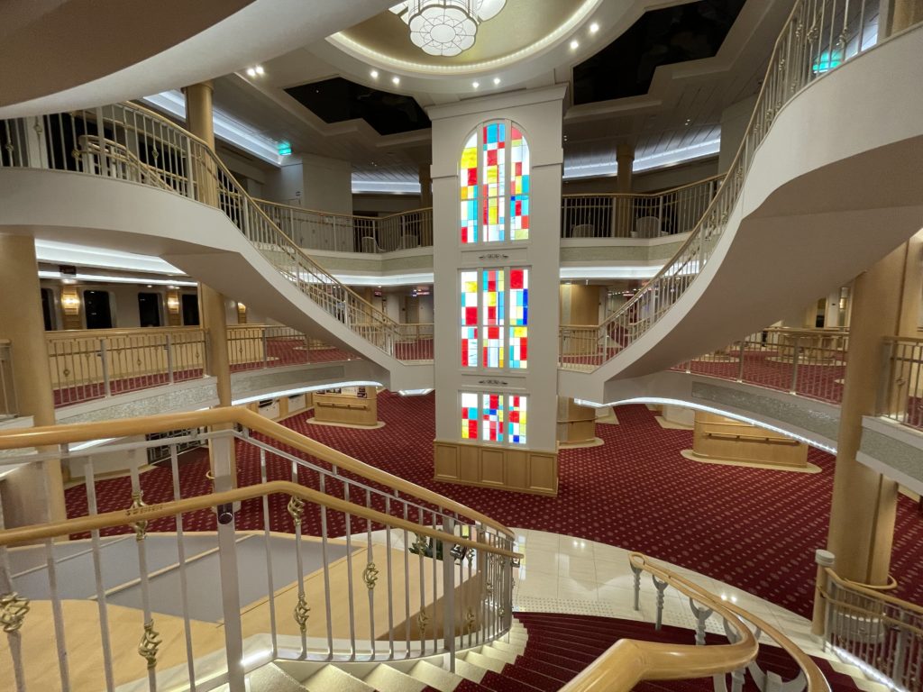 オレンジフェリー 吹き抜けエントランスホールの写真