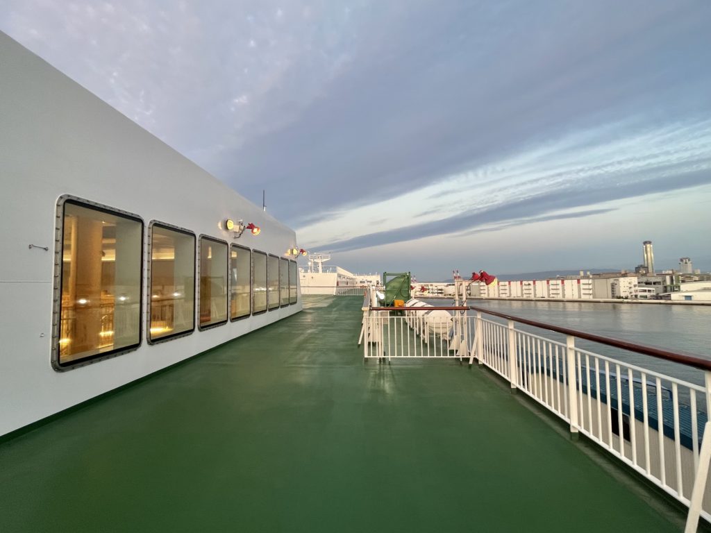 オレンジフェリー デッキの写真