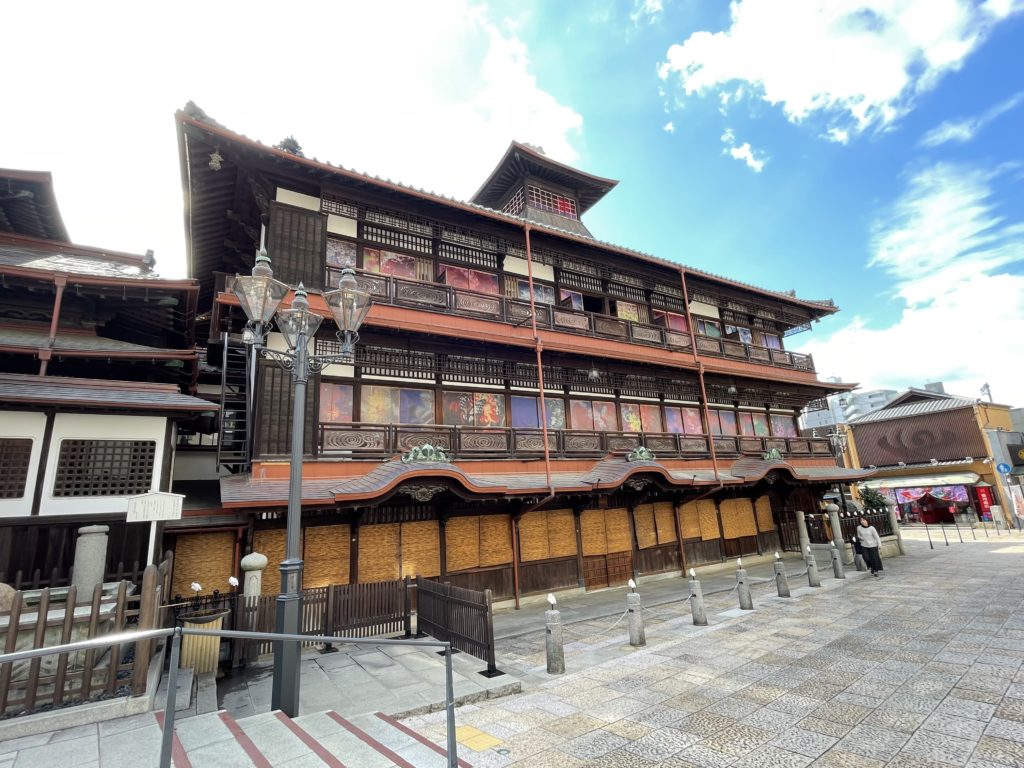道後温泉本館の側面